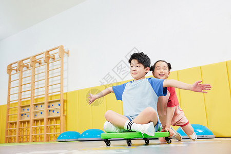 玩滑板男孩元素一起玩滑板的小朋友背景