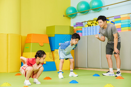 运动金字塔教练指导儿童进行体能训练背景