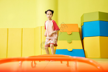 跳蹦床的小女孩背景图片