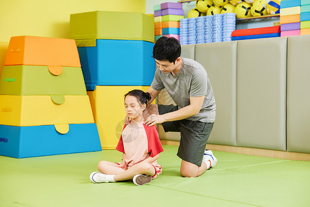 健康坐姿教练指导小女孩进行体态训练背景