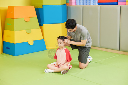 鼓掌男孩坐姿教练指导小女孩体态训练背景