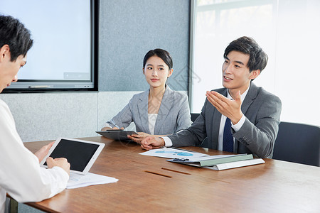 年轻职场白领会议室开会沟通图片