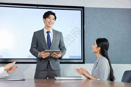 会议室阐述工作内容的年轻商务白领背景图片