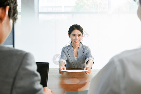 递求职面试单的商务女性应聘高清图片素材