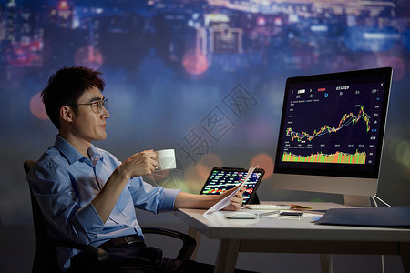 金融分析师喝咖啡形象图片