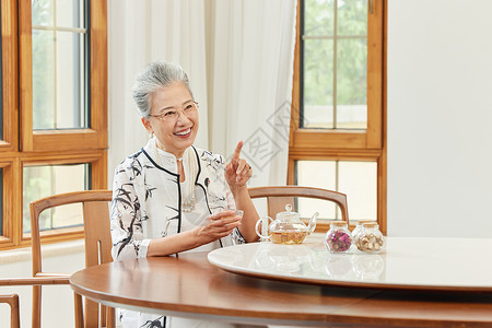 喝茶的老年女性图片