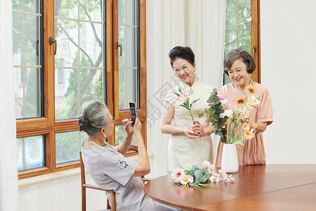陶冶优雅的老年女性聚会一起插花拍照背景
