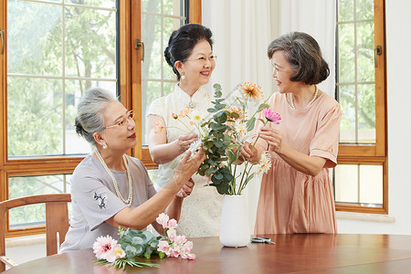 陶冶优雅的老年女性聚会一起插花背景