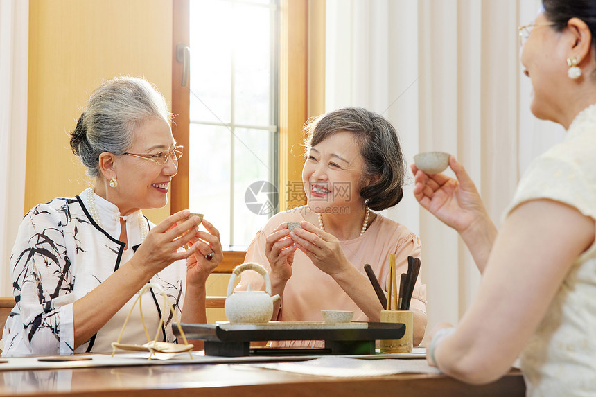 聚会一起品茶的老年人图片