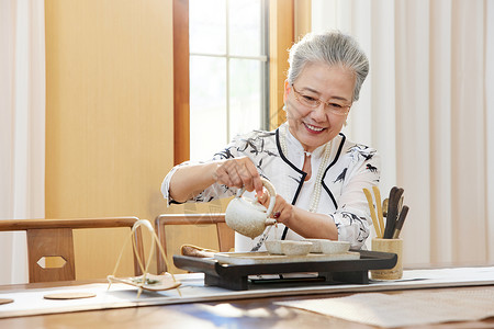 奶奶做的家乡菜优雅喝茶的老年人背景