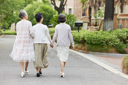 春天散步老年人相伴户外散步背影背景