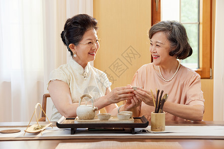 大笑女老年闺蜜喝茶聊天背景