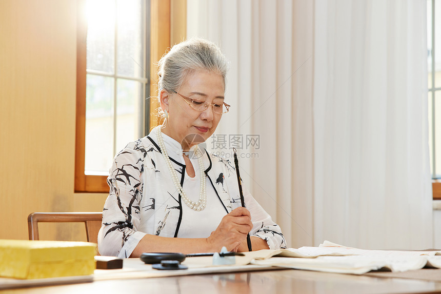 写书法的老年人图片