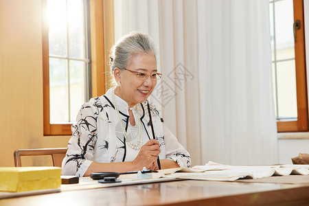 居家写书法的老年人图片