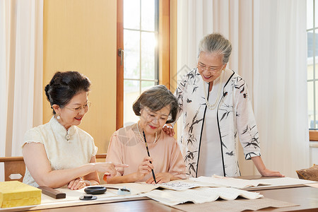 老年女性聚会研究书法图片