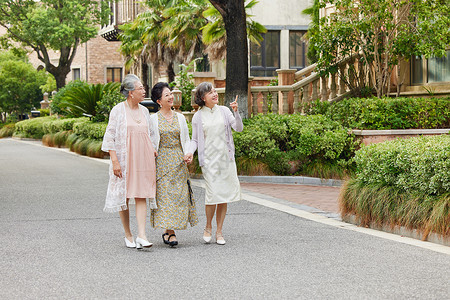 老年女性户外散步图片