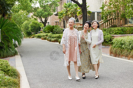 老年女性户外相伴聚会散步背景图片