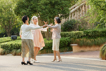 老年女性户外舞蹈高清图片