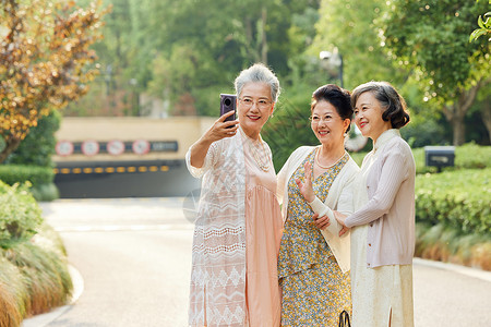 老年女性聚会一起合照图片