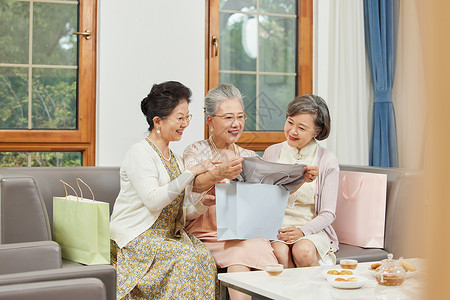 双11欢乐女性老年聚会分享购买的衣服背景