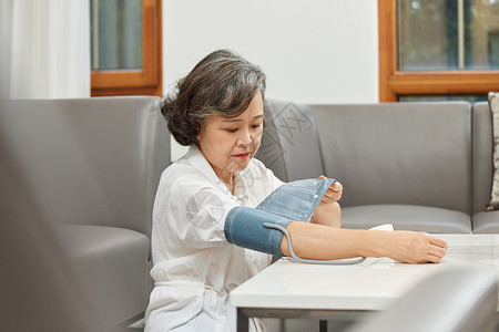 老年女性在家自测血压背景图片