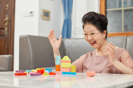 老年女性阿尔兹海默症康复训练背景图片