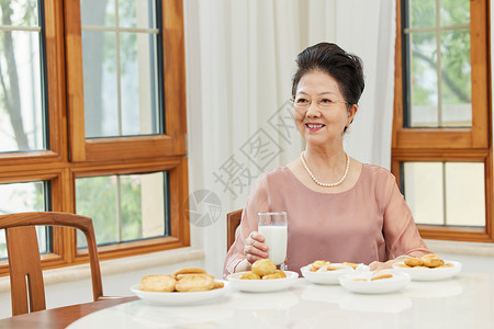 手拿牛奶的老年人图片