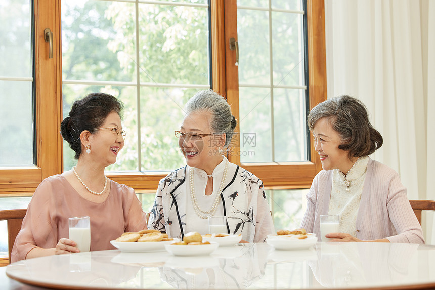 老年闺蜜们聚会一起品尝美食图片