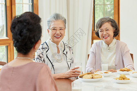 聚会开心聊天的老年人图片