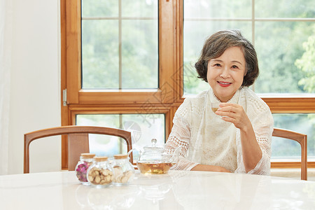 喝茶的优雅老年女性图片