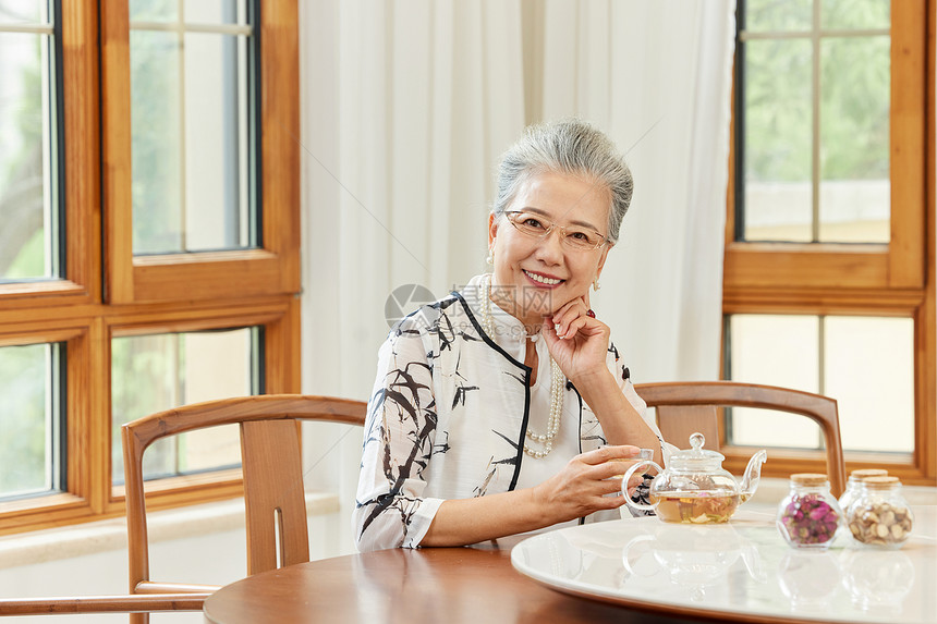 喝茶的老年女性形象图片