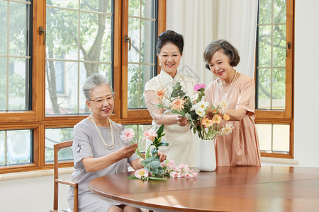 老年女性闺蜜聚会一起插花图片