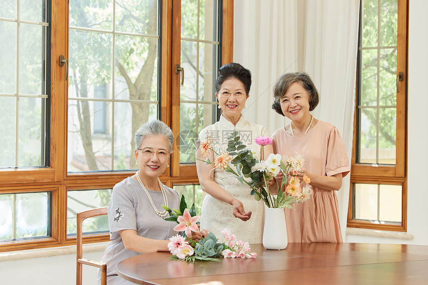 老年女性聚会一起插花图片