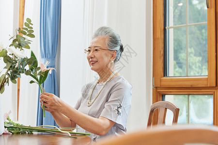 高品质生活练习插花的老年女性背景