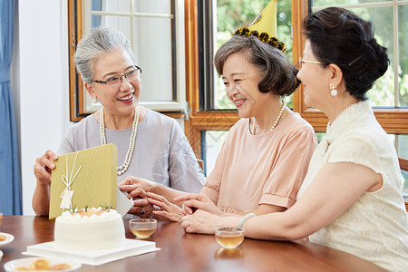 老年人生日聚会送礼物高清图片