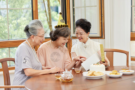 老年人生日聚会赠送礼物图片