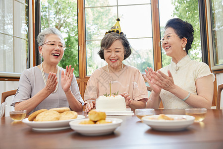 老人聚会庆祝生日鼓掌图片