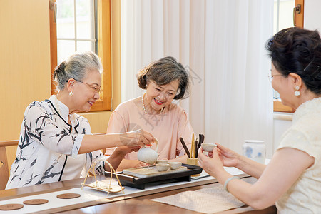 老年女性聚会一起品茶图片