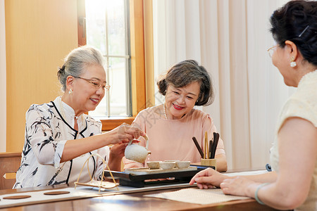 老年女性聚会喝茶品茶图片