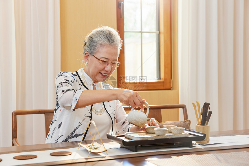 居家老年人泡茶喝茶图片