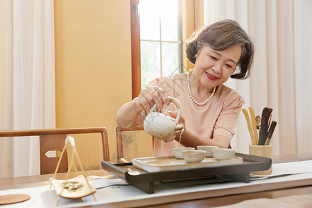 居家老年人泡茶喝茶图片