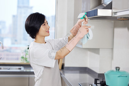 厨房消毒清洁的居家女性图片
