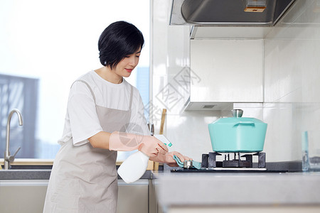 厨房消毒清洁的居家女性图片