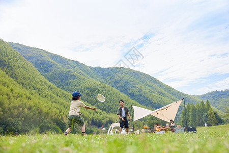 孩子草地玩耍父子户外露营玩飞盘背景