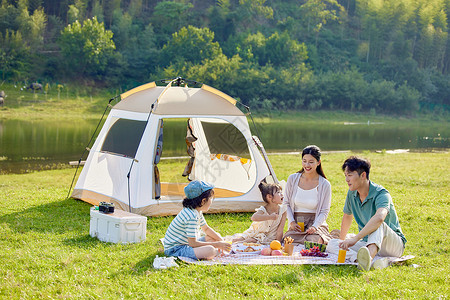 户外野餐的温馨一家人图片