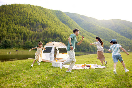 一家人在草地一家人在户外露营玩耍背景