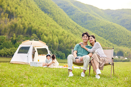 温馨的一家人户外露营野餐图片