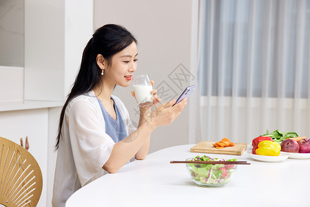 青年待产孕妇健康饮食生活高清图片