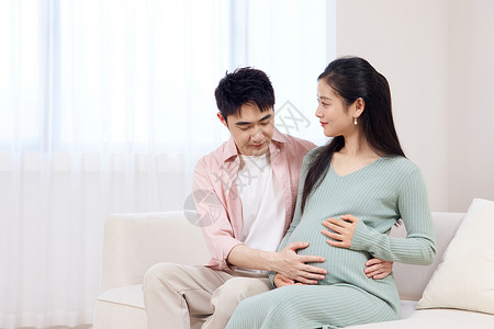 丈夫抚摸怀孕的妻子图片