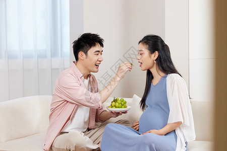 葡萄沙丁丈夫给怀孕的妻子吃葡萄背景
